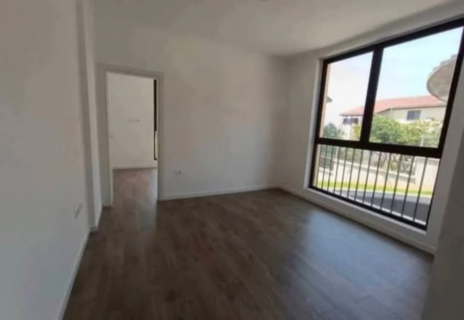 Tirane, jepet me qera Vile 3 Katshe Kati 3, 360 m² 2.500 € (Prane Senatoriumit)
