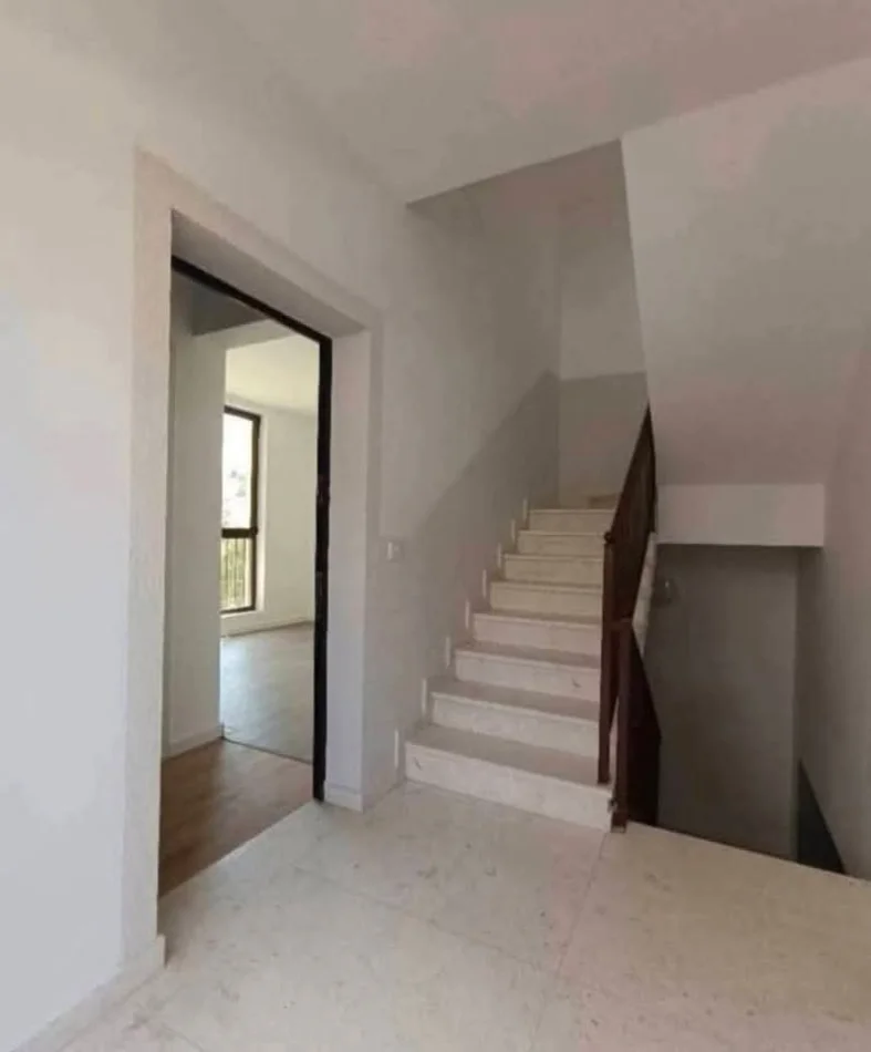 Tirane, jepet me qera Vile 3 Katshe Kati 3, 360 m² 2.500 € (Prane Senatoriumit)