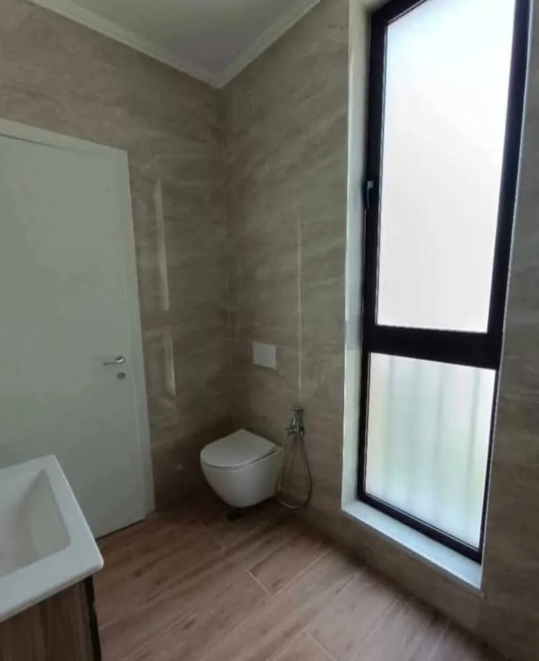 Tirane, jepet me qera Vile 3 Katshe Kati 3, 360 m² 2.500 € (Prane Senatoriumit)