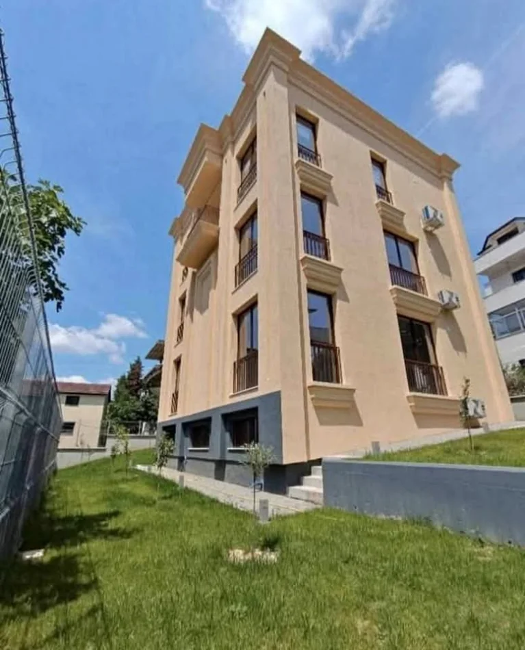 Tirane, jepet me qera Vile 3 Katshe Kati 3, 360 m² 2.500 € (Prane Senatoriumit)