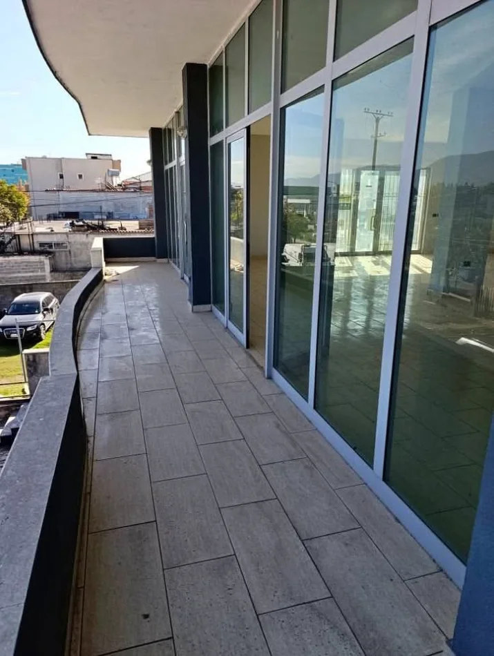 Tirane, jepet me qera ambjent biznesi Kati 2, 230 m² 520 € (mzez)