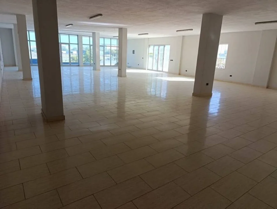 Tirane, jepet me qera ambjent biznesi Kati 2, 230 m² 520 € (mzez)