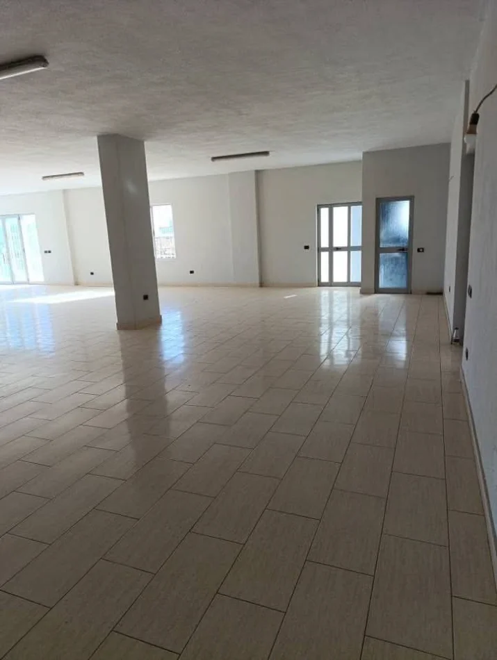 Tirane, jepet me qera ambjent biznesi Kati 2, 230 m² 520 € (mzez)