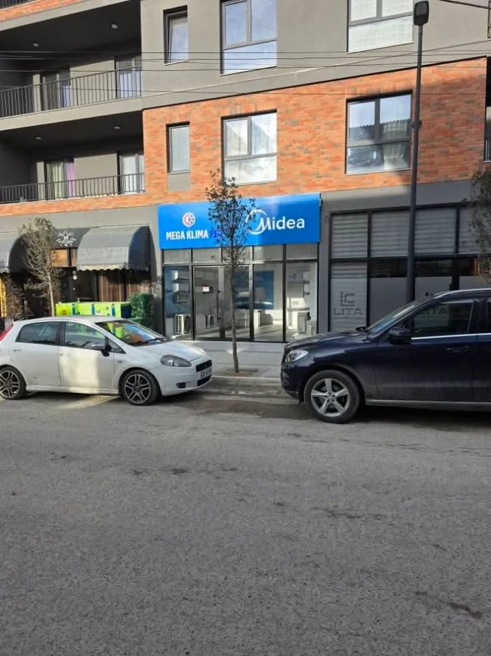 Tirane, jepet me qera dyqan , 80 m² 1.000 € (paskuqan)