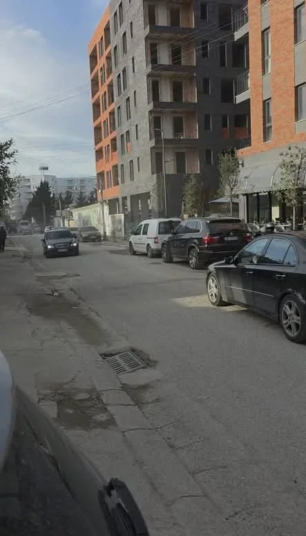 Tirane, jepet me qera dyqan , 80 m² 1.000 € (paskuqan)