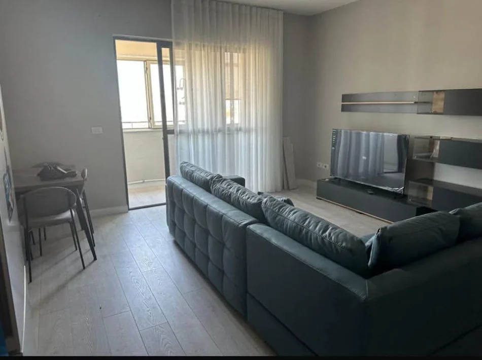 Tirane, jepet me qera apartament 2+1+Ballkon Kati 7, 65 m² 650 € (marteniteti i ri)