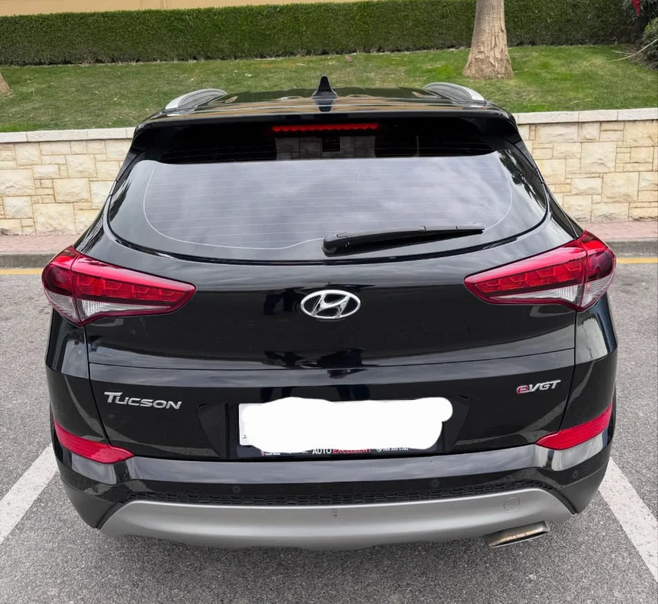 Tirane, shes SUV Hyundai Tucson Nafte, e zeze automatik Kondicioner 90.000 km 12.000 €