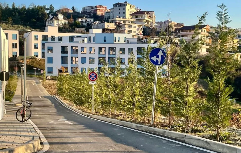 Tirane, jepet me qera apartament 1+1+Ballkon Kati 3, 43 m² 410 € (rezidenca oxa)