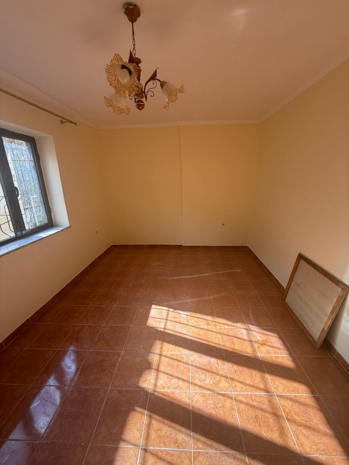 Tirane, jepet me qera apartament 2+1 Kati 1, 80 m² 330 € (Ali Demi)