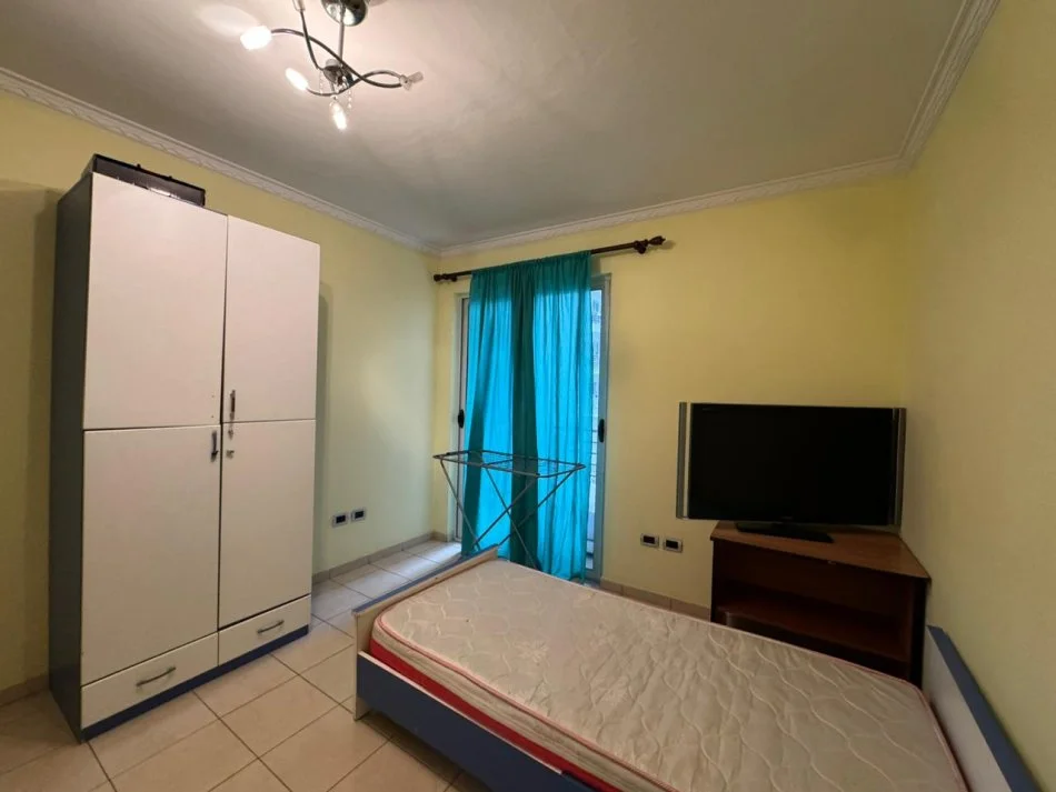 Tirane, jepet me qera apartament 2+1+Ballkon Kati 2, 100 m² 380 € (Yzberisht)