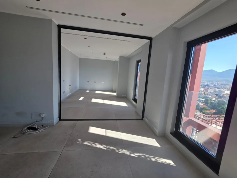Tirane, jepet me qera zyre Kati 21, 140 m² 2.000 € (Garden Building ,Rruga e Kavajes)