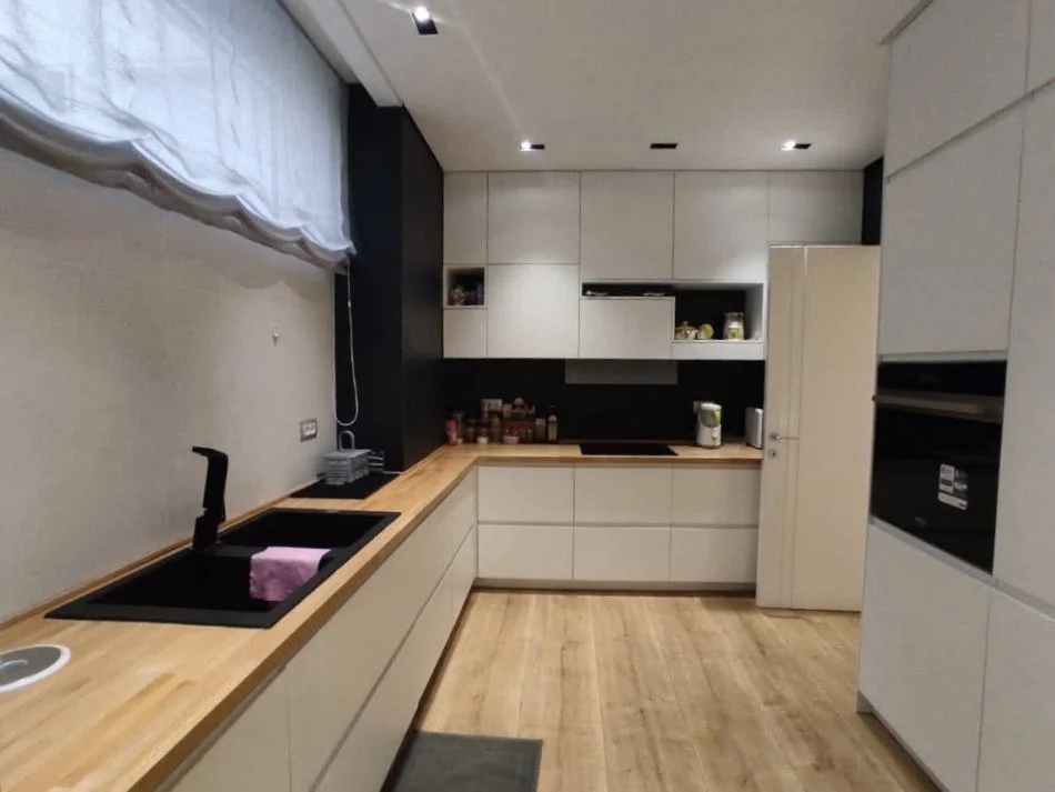 Tirane, jepet me qera apartament 2+1+Ballkon , 165 m² 2.000 € (Bllok)