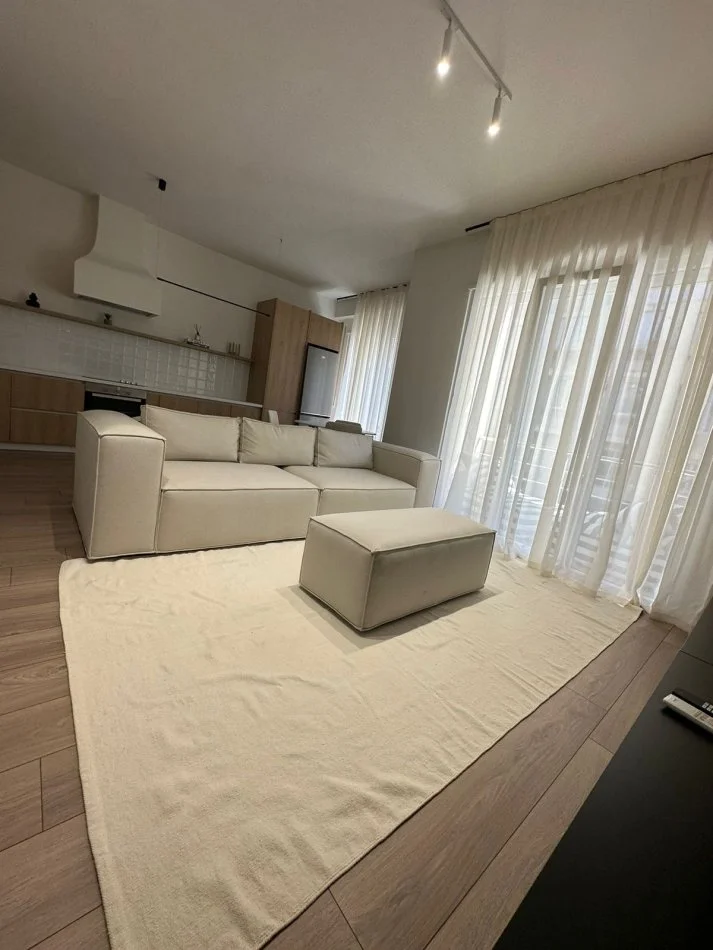 Tirane, jepet me qera apartament 2+1+Ballkon Kati 3, 95 m² 1.100 € (Pavaroti, Kopshti Zoologjik)