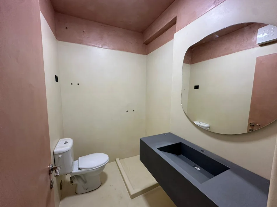 Tirane, jepet me qera ambjent biznesi Kati 1, 66 m² 800 € (Rruga Anton Lufi)