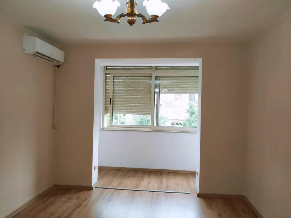 21 Dhjetori, jepet me qera apartament 1+1 bosh