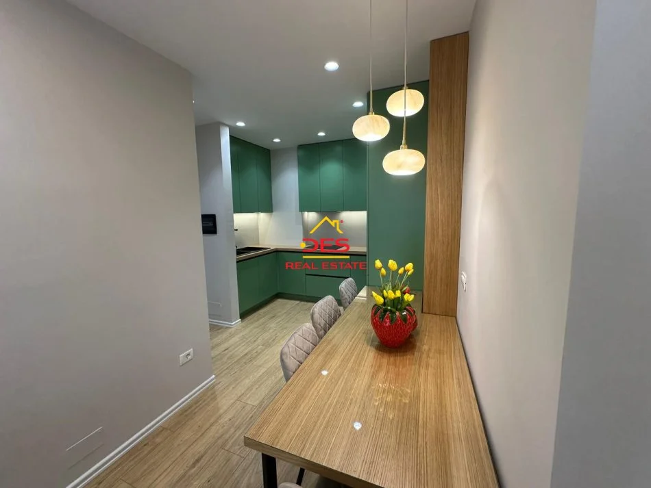 Vlore, jepet me qera apartament 1+1+Ballkon Kati 8, 70 m² 500 € (Rruga Murat Tërbaçi)