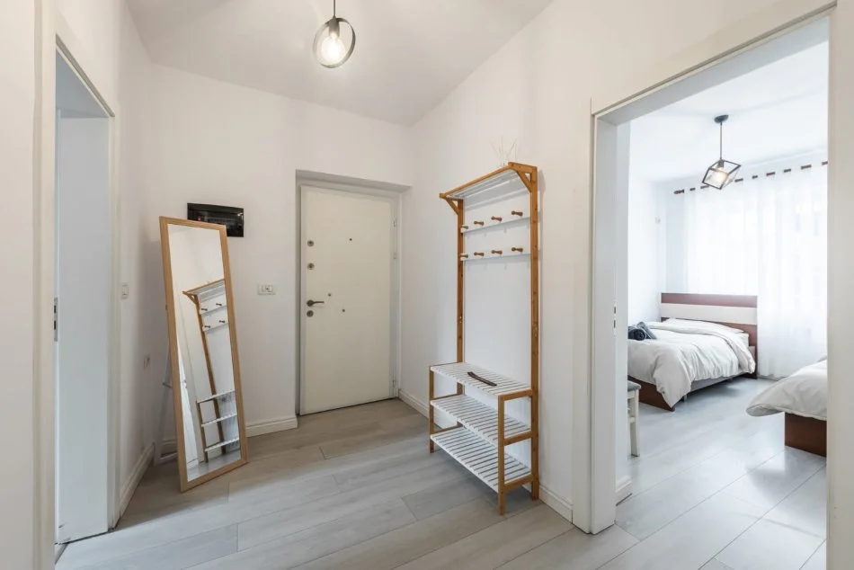 Tirane, jepet me qera apartament 2+1+Ballkon Kati 1, 90 m² 700 € (Pazari i Ri)