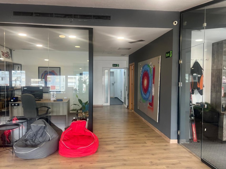 Tirane, jepet me qera zyre Kati 8, 250 m² 2.500 € (Tregu Elektrik)
