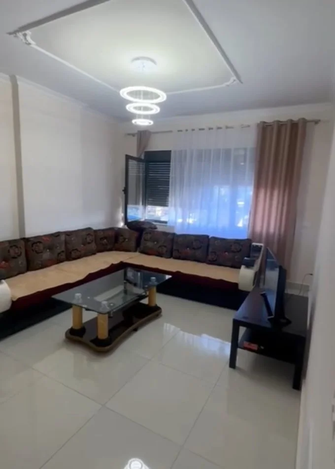 Tirane, jepet me qera apartament 2+1+Ballkon , 450 € 