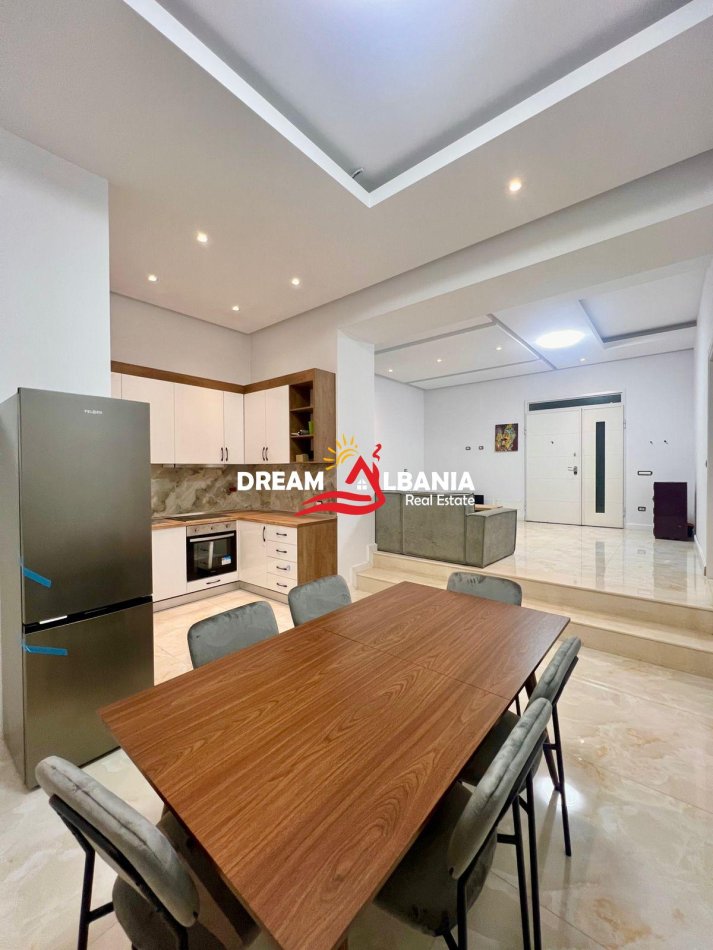 Tirane, jepet me qera apartament 2+1 , 137 m² 550 € 