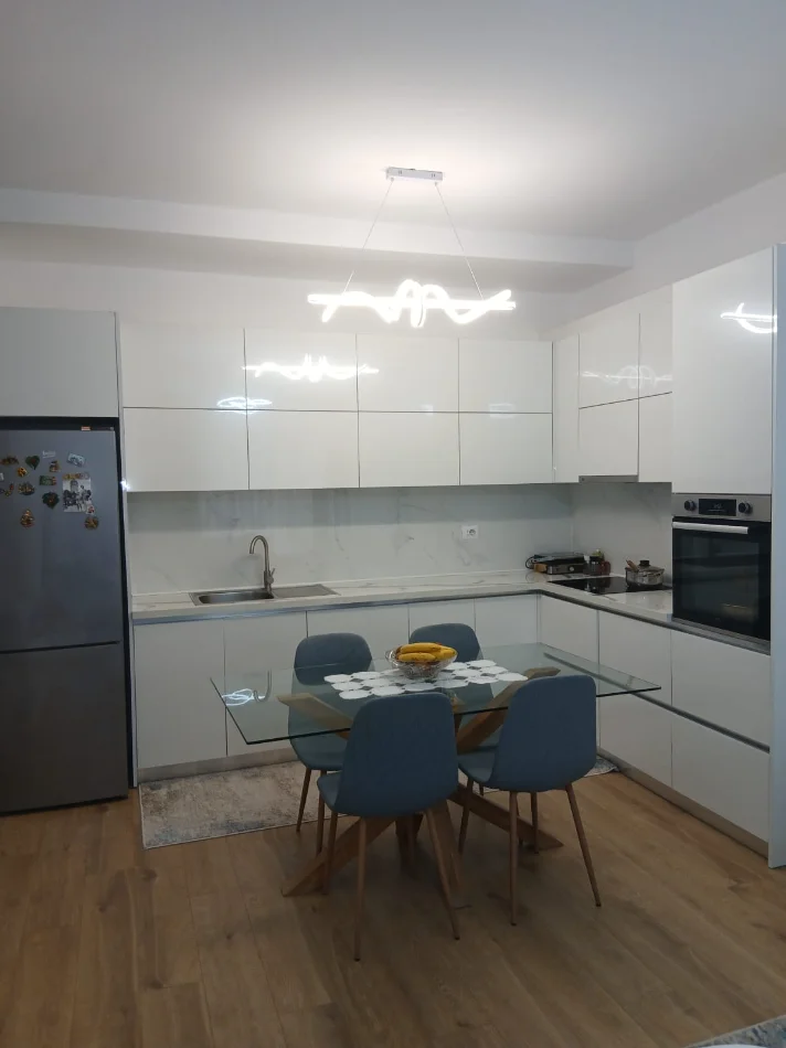 Tirane, jepet me qera apartament 2+1+Ballkon Kati 4, 92 m² 650 € 