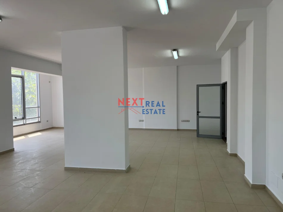 Vlore, jepet me qera ambjent biznesi Kati 2, 223 m² 700 € (TRANSBALLKANIKE)
