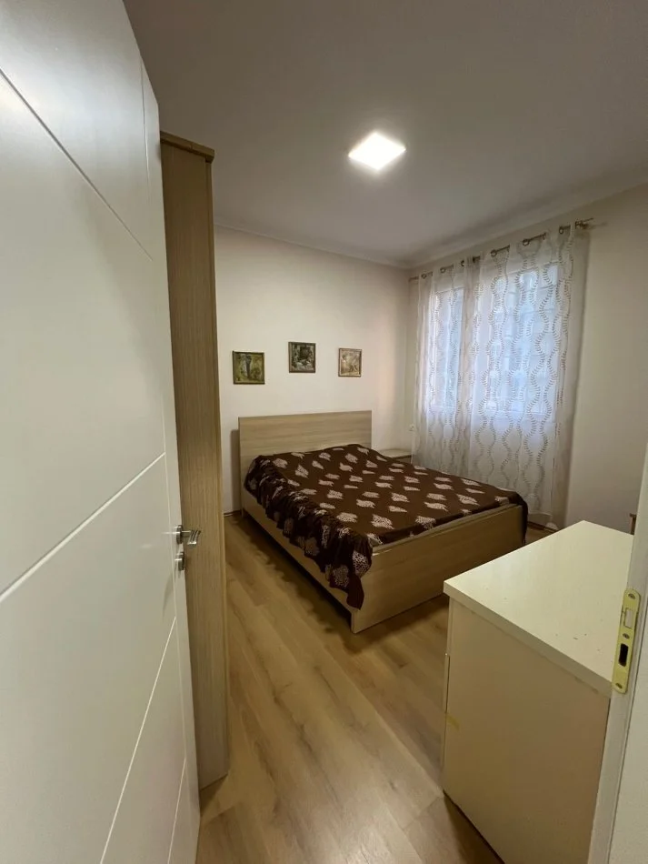 Tirane, jepet me qera apartament 2+1+Ballkon Kati 3, 95 m² 600 € (Ish fusha aviacionit)