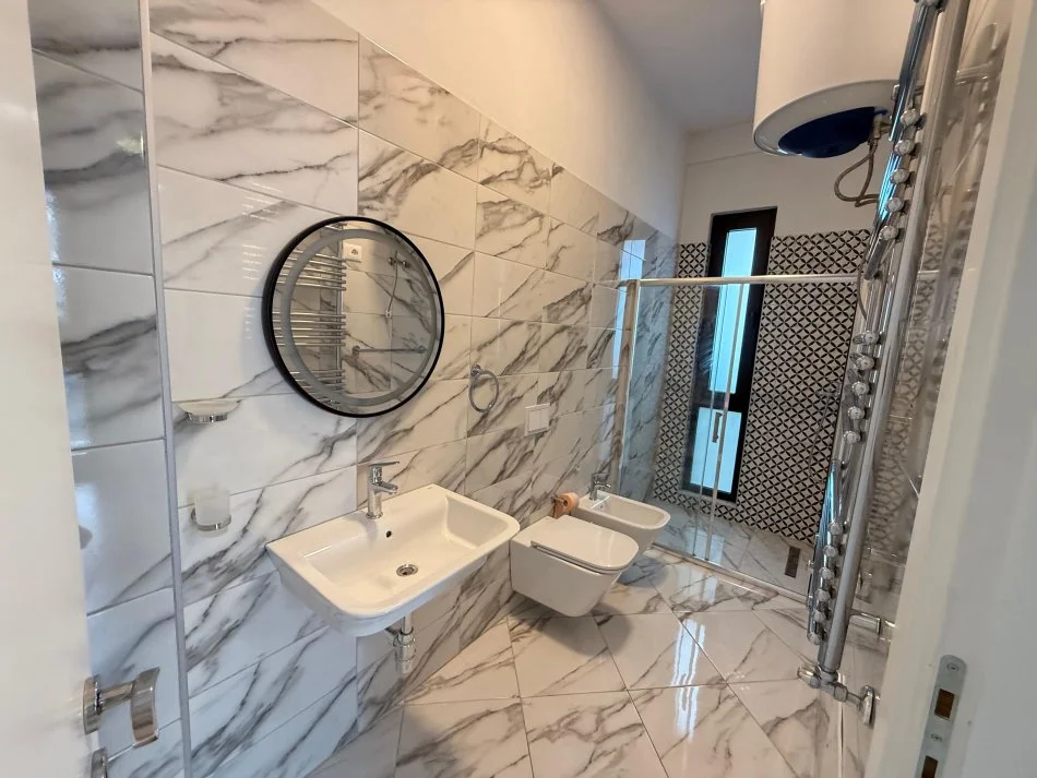 Tirane, jepet me qera apartament 2+1 Kati 8, 130 m² 1.000 € (Square 21)