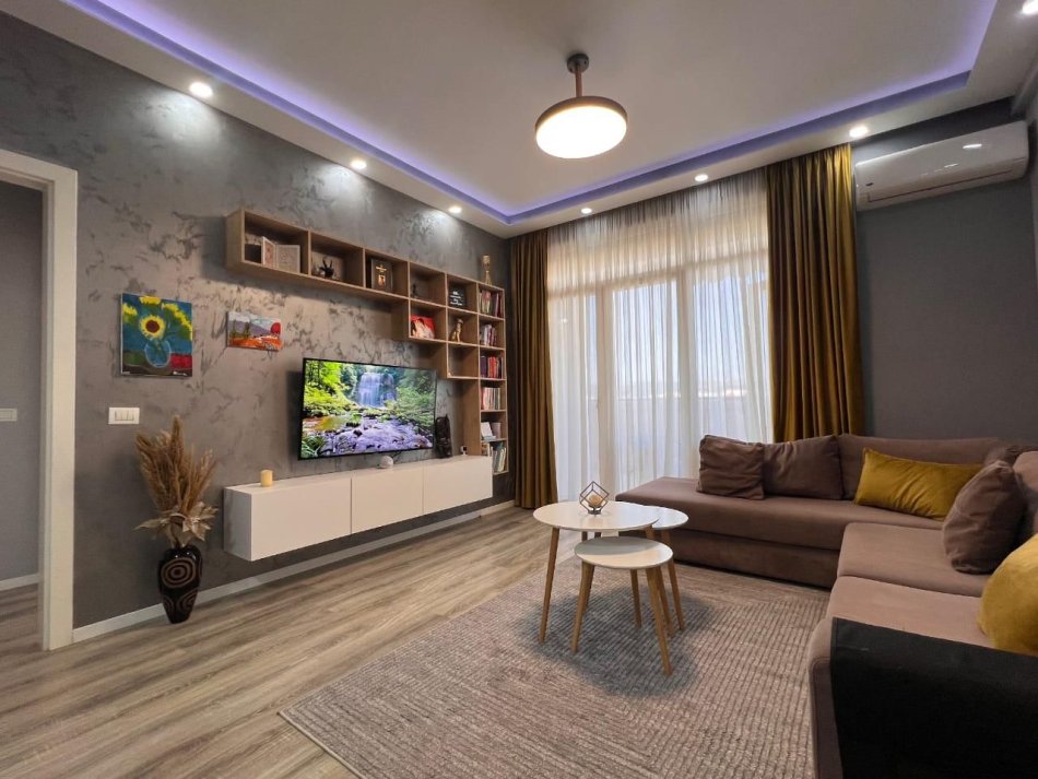 Tirane, jepet me qera 2+1+Ballkon Kati 4, 105 m² 761 € (Ish fusha e aviacionit)