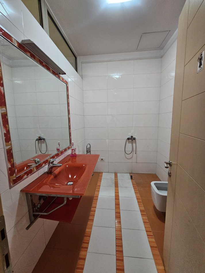 Tirane, jepet me qera zyre Kati 4, 131 m² 1.800 € (Bllok)