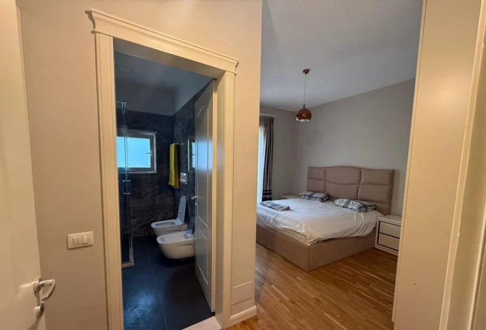 Tirane, jepet me qera Vile 3+1 Kati 1, 240 m² 2.100 € (TEG)