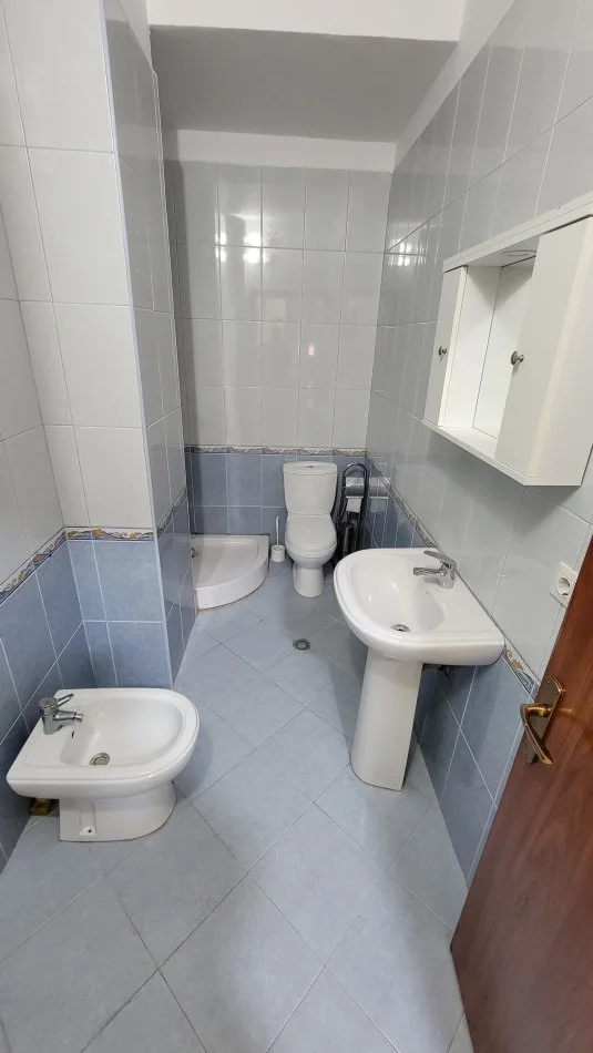 Tirane, jepet me qera apartament 1+1 Kati 4, 400 € (Kompleksi halili)