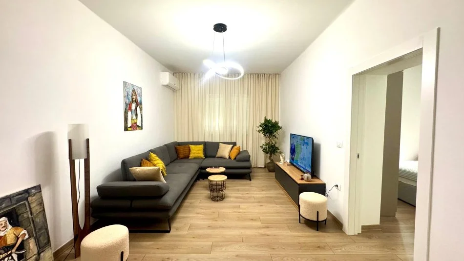 Tirane, jepet me qera apartament 2+1+Ballkon Kati 2, 90 m² 950 € (rruga e durresit)