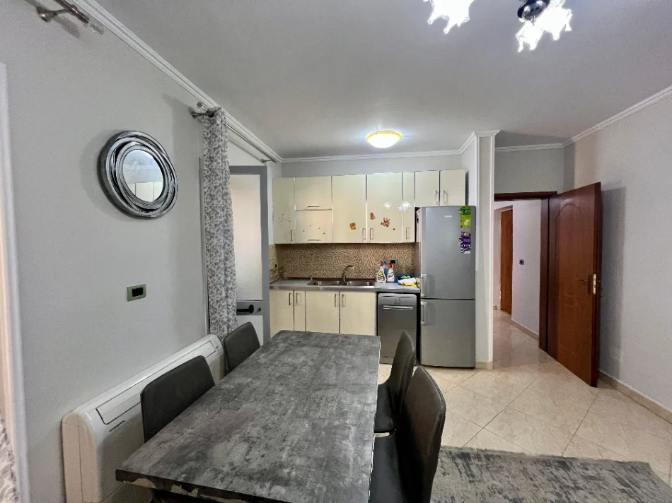 Tirane, jepet me qera apartament 1+1+Ballkon Kati 2, 60 m² 500 € (Ish tregu elektrik)