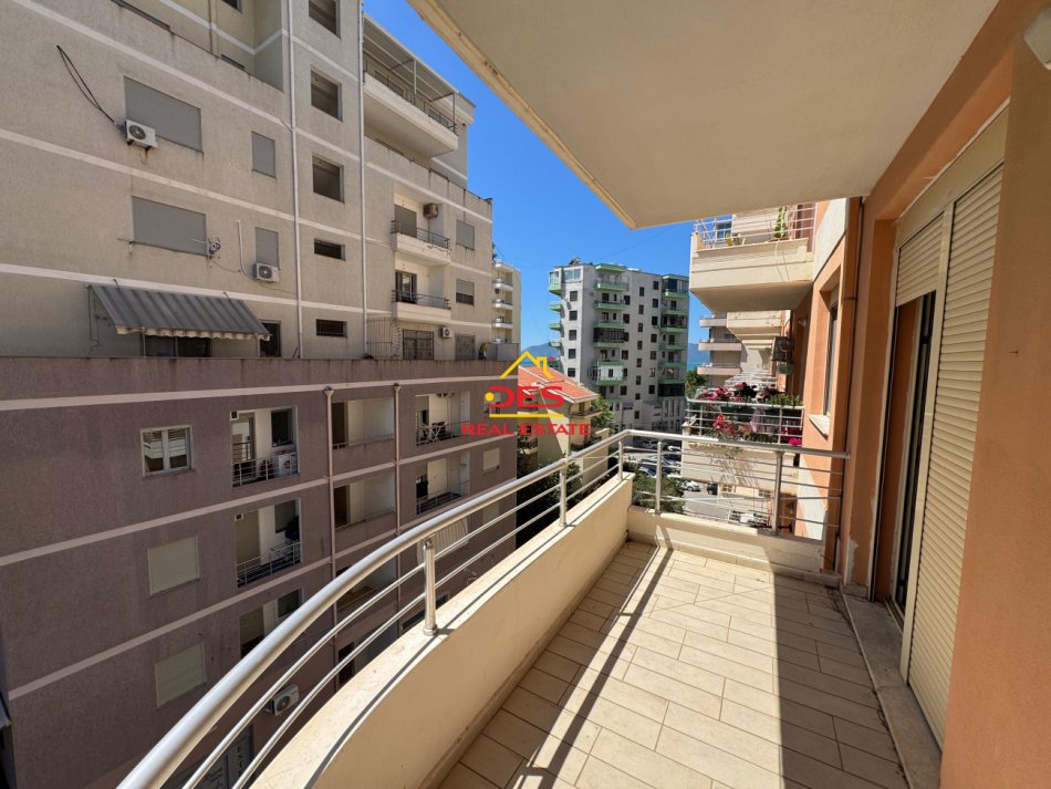 Vlore, jepet me qera apartament 2+1+Ballkon Kati 5, 110 m² 500 € (Rruga Çamëria)