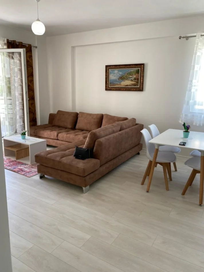 Tirane, jepet me qera apartament 2+1+Ballkon Kati 2, 102 m² 600 € (Liqeni i Thate)