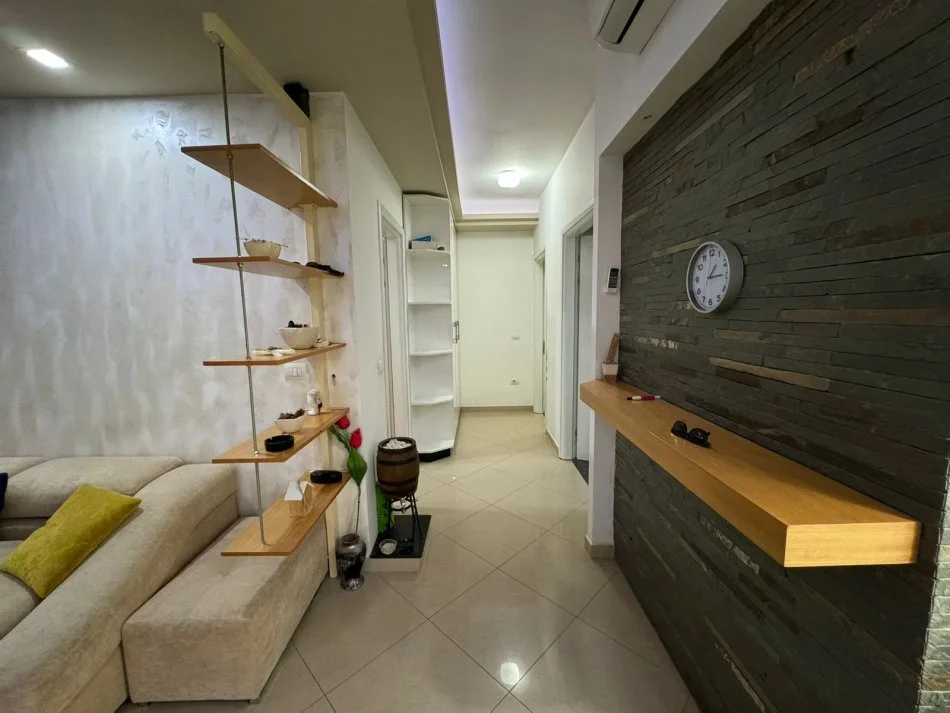 Tirane, jap me qera 2+1 Kati 2, 95 m² 550 € (rruga loni ligori)