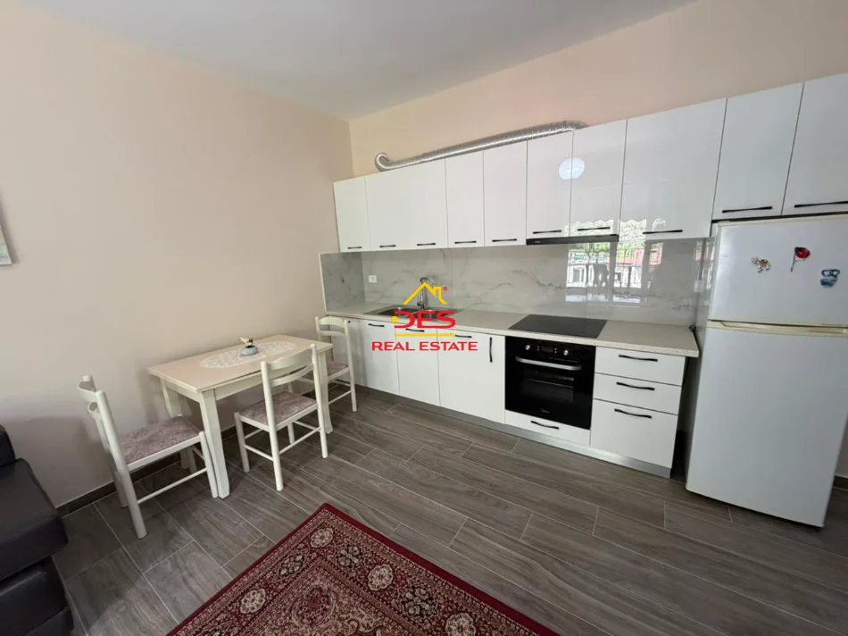 Vlore, jepet me qera apartament 1+1+Ballkon Kati 3, 70 m² 450 € (Lungomare)