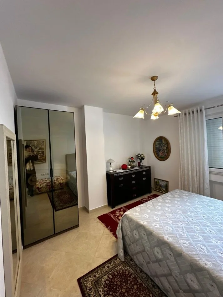 Tirane, jepet me qera apartament 3+1+Ballkon Kati 7, 112 m² 1.400 € (Nëntë Katëshet)