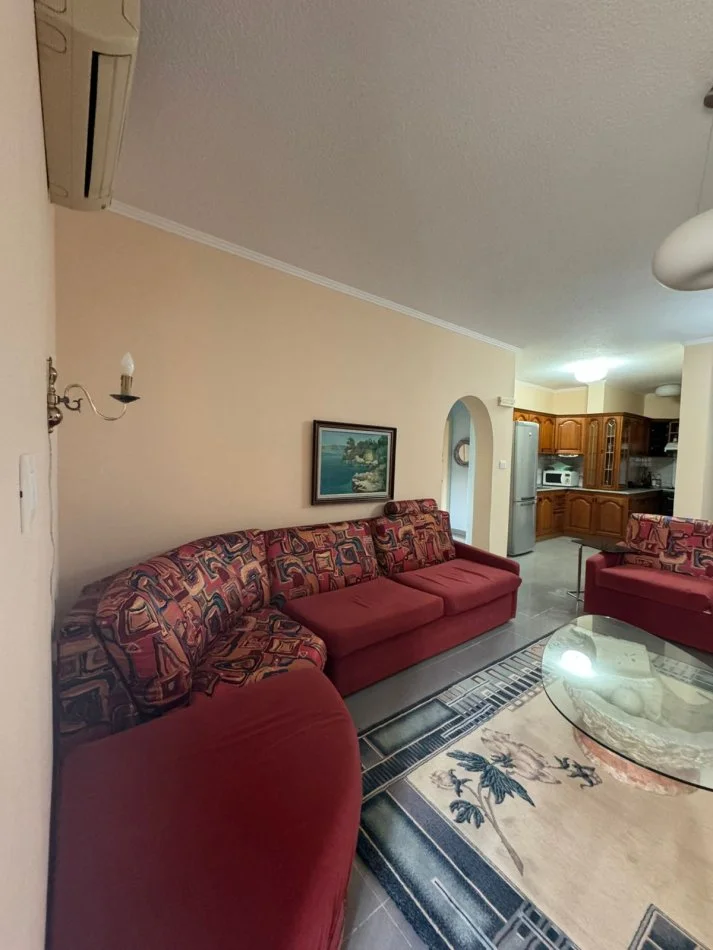 Tirane, jepet me qera apartament 2+1+Ballkon Kati 3, 100 m² 650 € (Rruga e Kosovareve)