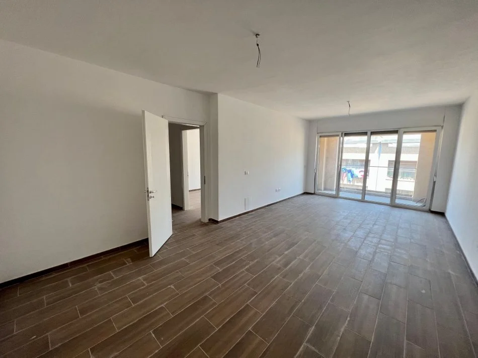Tirane, jepet me qera apartament 2+1 Kati 6, 120 m² 500 € (Rruga kongresi manastirit)