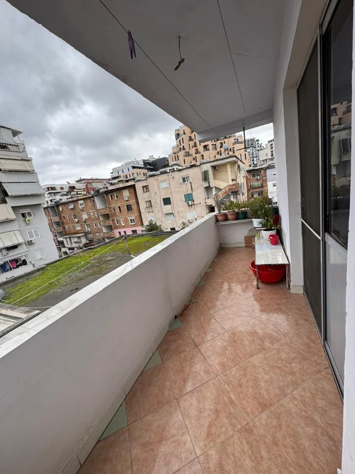 Tirane, jepet me qera apartament 1+1 , 80 m² 700 € (Rruga Kosovareve)