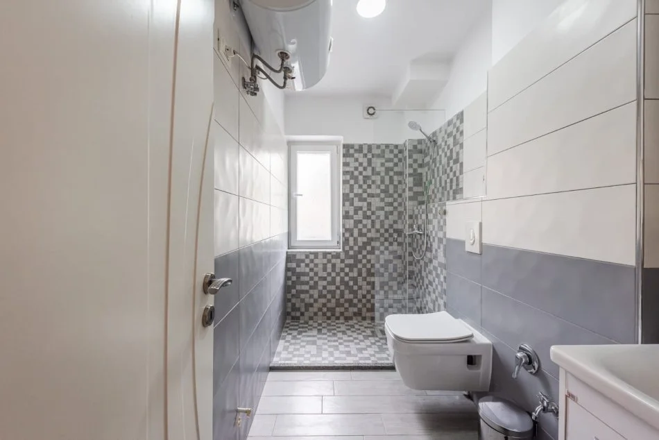 Tirane, jepet me qera apartament 2+1+Ballkon Kati 1, 90 m² 700 € (Pazari i Ri)