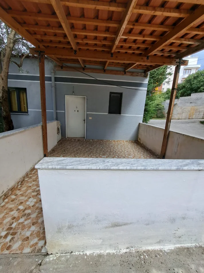 Tirane, jepet me qera apartament 1+1+Ballkon Kati 0, 55 m² 200 € 