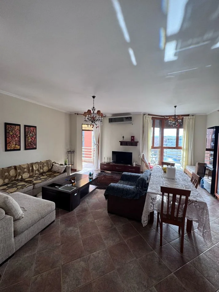 Tirane, jepet me qera apartament 1+1+Ballkon , 80 m² 550 € (rruga e Kavajes)