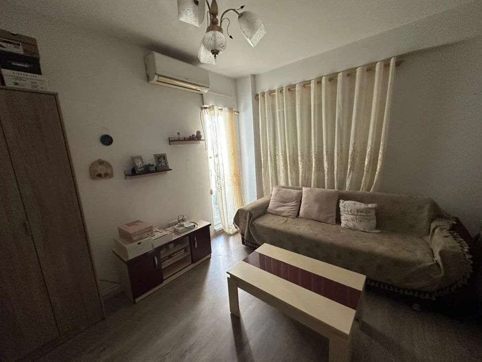 Tirane, jepet me qera apartament 1+1+Ballkon Kati 4, 55 m² 450 € (tek 21-Dhjetori)