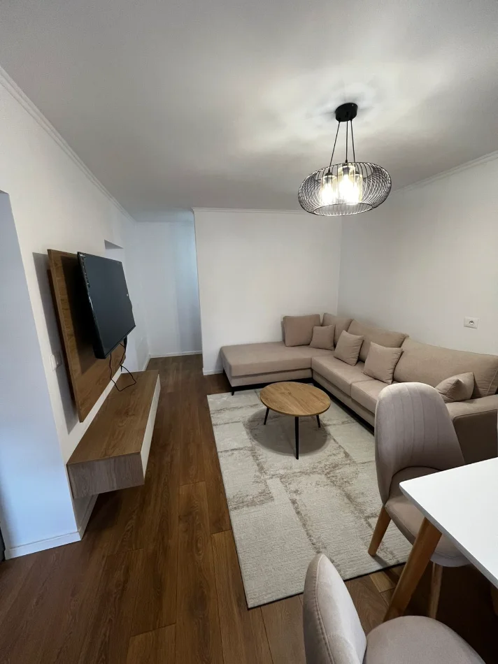 Tirane, jepet me qera apartament 2+1+Ballkon Kati 4, 77 m² 700 € (Ali Demi)