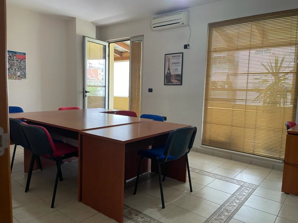 Tirane, jepet me qera zyre , 190 m² 750 € (rruga don bosko)