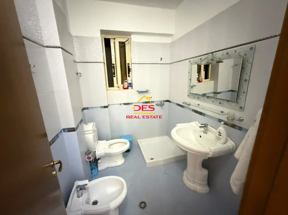 Vlore, jepet me qera apartament 2+1+Ballkon Kati 5, 110 m² 500 € (Bulevardi Vlorë Skelë)