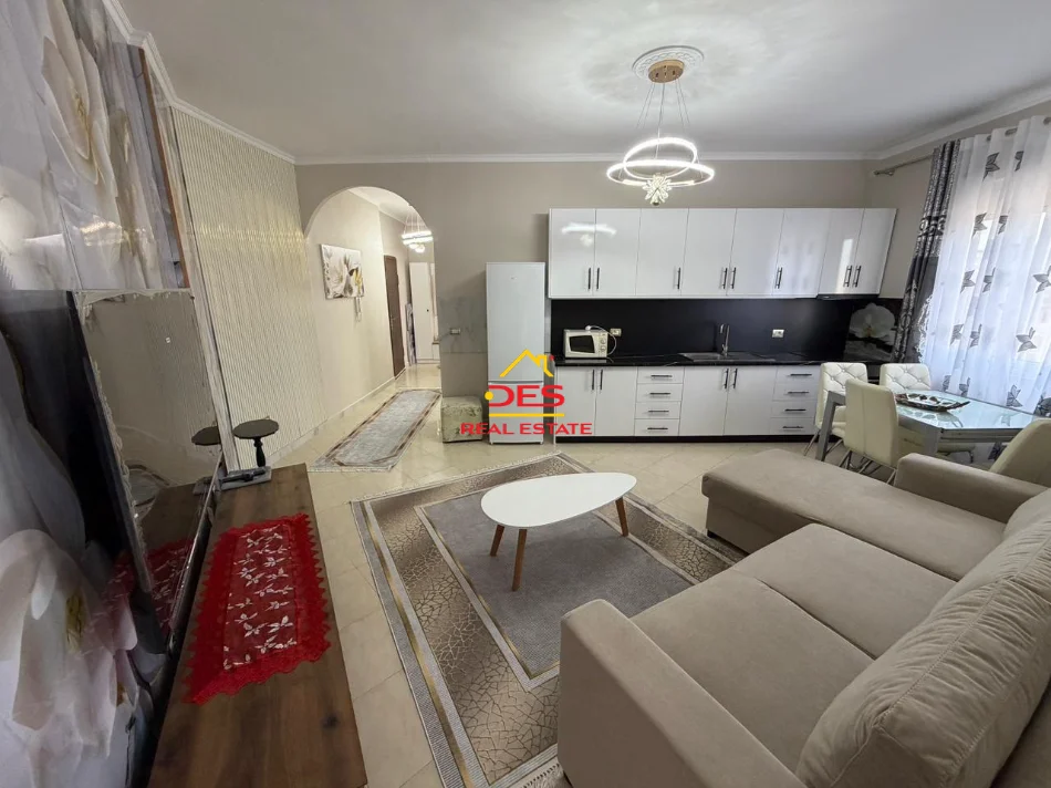 Vlore, jepet me qera apartament 2+1+Ballkon Kati 4, 90 m² 500 € (Rruga Irakli Pylli)